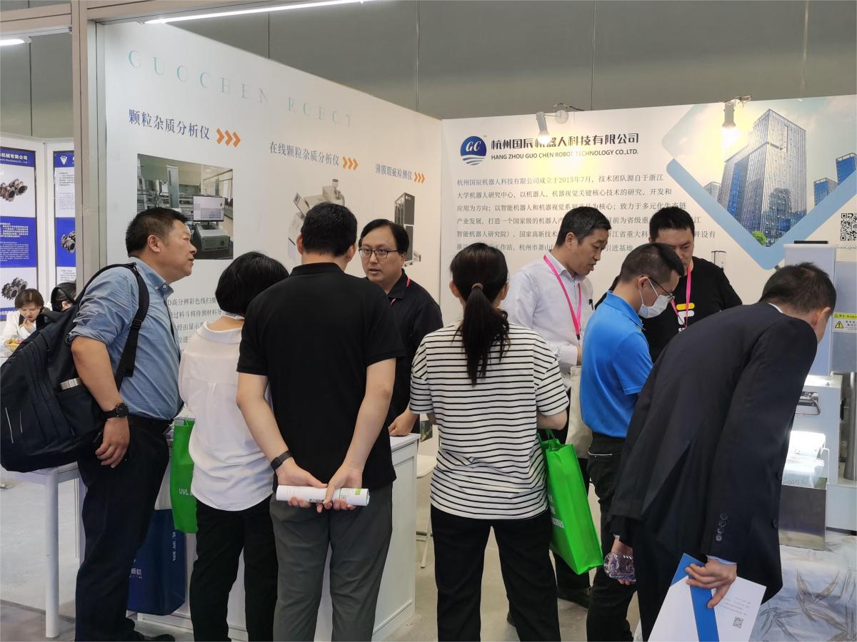 國辰展位上，到訪客戶圍觀、了解產(chǎn)品